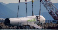 Recuperan restos principales de avión de carga tras derrape de pista en Hong Kong