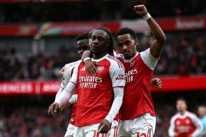 Arsenal extend Premier League lead as Man City lose at Villa