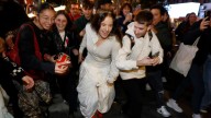 Rosalía le puso fecha a la salida de su nuevo disco y se mostró en el centro de Madrid rodeada de fans
