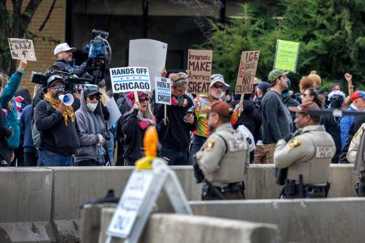 Varios centenares protestan en la sede de ICE Chicago donde permanece la Guardia Nacional