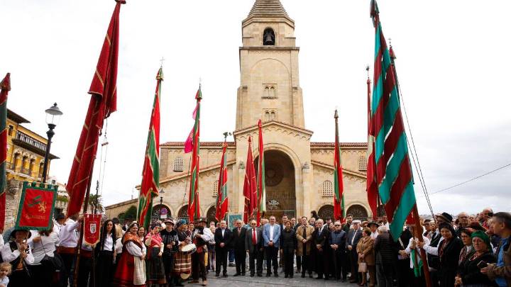 Los pendones de la Casa de León brillan en el Muro de San Lorenzo: "Gijón cada vez se implica más"