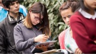 Más jóvenes terminan la secundaria, pero las desigualdades socioeconómicas condicionan la trayectoria educativa