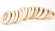 Si tenés argollas de madera sin usar, no las tires: creá estos divinos candelabros para vender para el Día de la madre