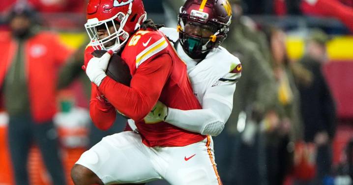 Mahomes, Hunt lead Chiefs to dominant 28-7 win over Commanders