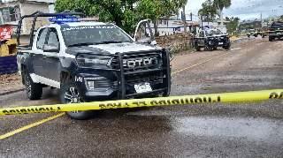 Pierde la vida al intentar escapar de su auto arrastrado por la corriente en Puerto Vallarta