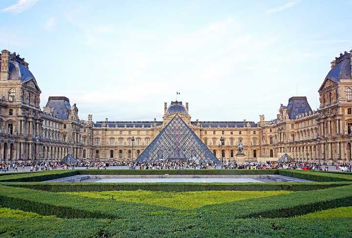 Louvre robbery: Napoleon III's jewels stolen in 7 minutes