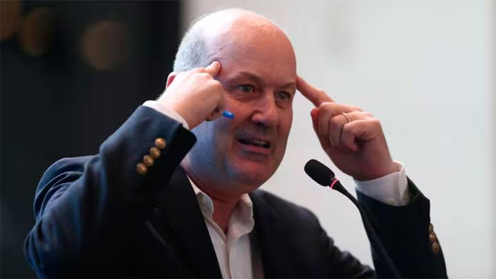 Sturzenegger aseguró que la reforma laboral busca formalizar empleo y no ampliar la jornada