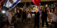 Multitudes celebraron en la Plaza de los Rehenes de Tel Aviv el acuerdo de alto el fuego en Gaza