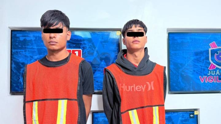 Detienen a dos adultos y un adolescente acusados por robo a conductor de plataforma