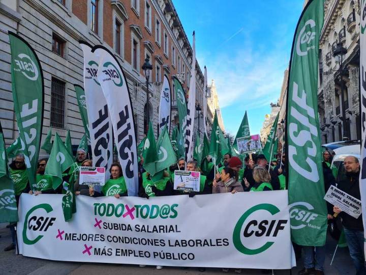 España vive una jornada de protestas de funcionarios en demanda de subidas salariales