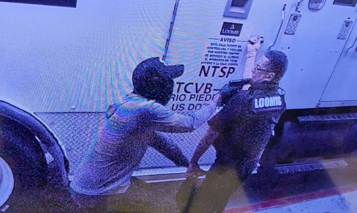 Pistolero roba bolsa con dinero de camión blindado en Carolina