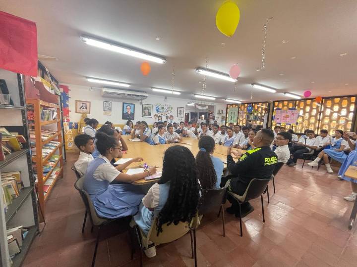 Literatura con uniforme: un puente entre población estudiantil y la Policía