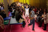 Sólo Miu Miu conseguiría convencer a la moda de salir a la calle en delantal