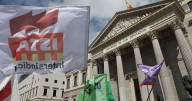 Funcionarios interinos y personal público se concentran ante el Congreso contra el «abuso de la temporalidad»