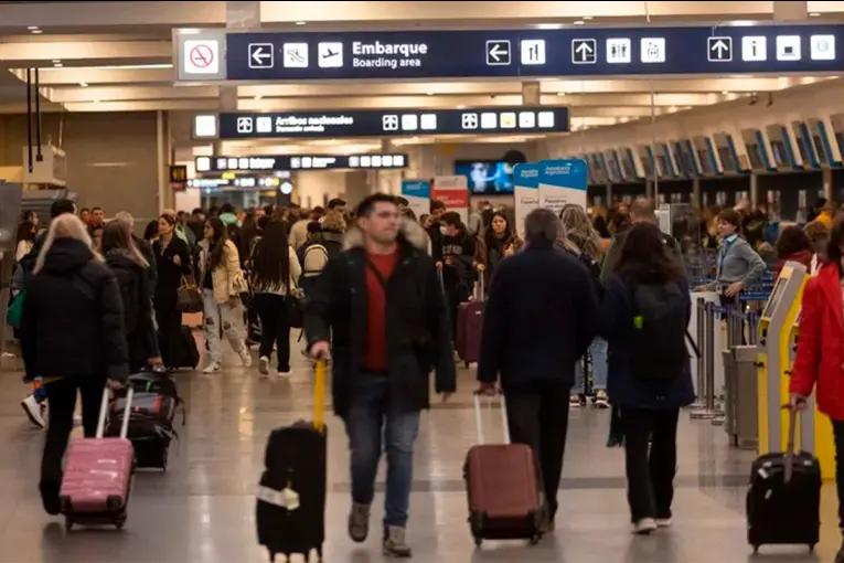 Se registró una caída en llegada de turistas y un aumento de salidas de residentes: los porcentajes