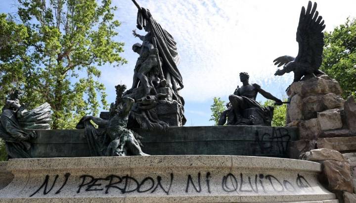 A un día de ser restaurada: vandalizan con rayado la Fuente Alemana en Parque Forestal