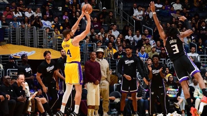 Lakers' Kleber strains oblique, will be reevaluated in two weeks