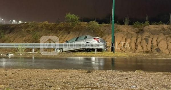 Un auto terminó en un canal al costado del Parque del Bicentenario en plena madrugada