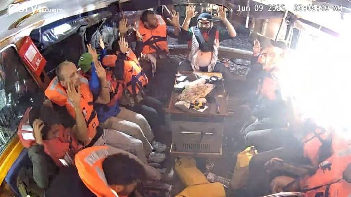 Un grupo de 21 activistas españoles de la flotilla saldrán este domingo de Israel