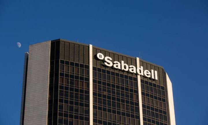 El rechazo de los accionistas del Sabadell impulsa las acciones del BBVA y hunde al resto