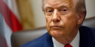 Trump firma muchas de sus publicaciones en las redes sociales con este candado, y los expertos dicen que es muy revelador