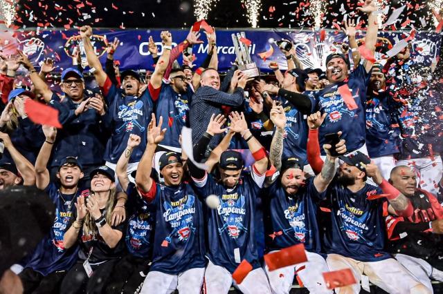 Fanáticos calientan motores para la temporada de beisbol  