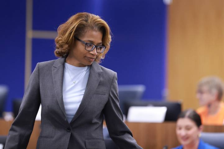 Amid ICE surge, Board of Education urges CPS to offer remote learning