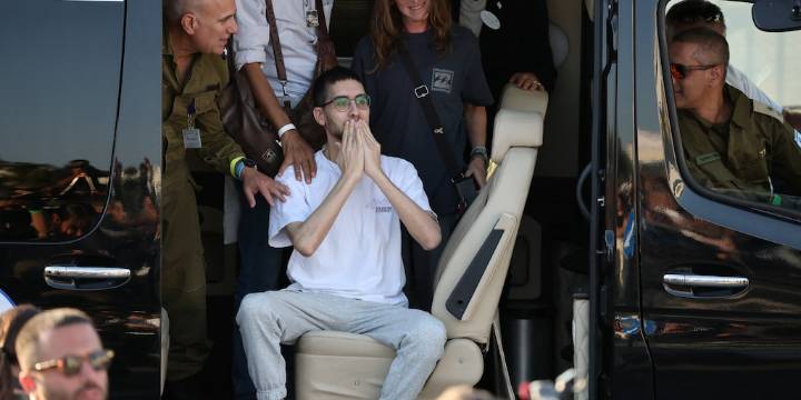 Los escalofriantes testimonios de los rehenes israelíes liberados: torturas, hambre y desesperantes períodos de aislamiento