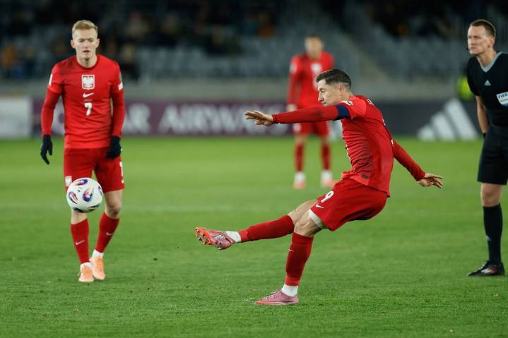 Lewandowski sidelined by hamstring injury and could miss clasico against Real Madrid