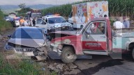 Dos lesionados en choque de camioneta contra automóvil