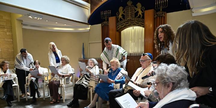 Ocho sobrevivientes del Holocausto celebraron su Jai Mitzvá en Buenos Aires: una ceremonia de fe y reparación histórica
