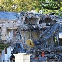 Trump demolishes part of White House for new ballroom