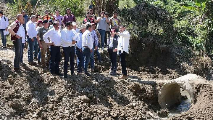 Anuncia Armenta rehabilitación de caminos dañados por lluvias en Francisco Z. Mena