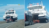 Video: se cruzó con un barco en la ruta y tuvo que tirarse a la banquina para no chocar