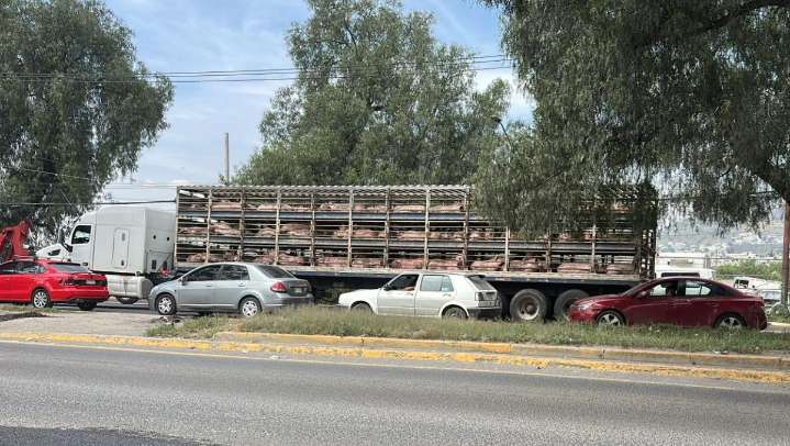 Muere joven arrollado por camión de carga