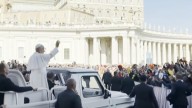 El Papa León XIV recorrió la Plaza San Pedro saludando a los venezolanos tras la canonización (+Video)