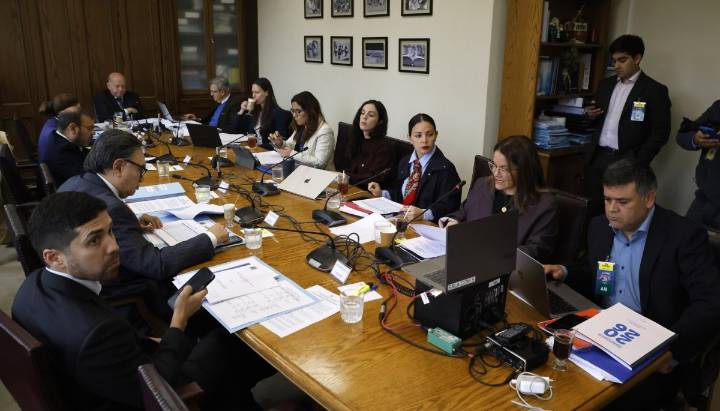 Aprueban presupuesto del Congreso, pero fondos para expresidentes desatan la controversia