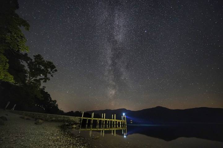 A mysterious glow is coming from the middle of our galaxy – and scientists say it could help explain the universe