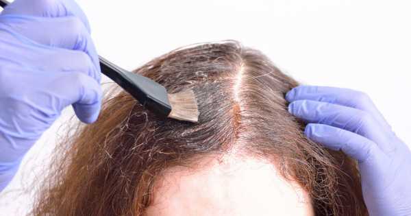 Cómo oscurecer las canas con tintes naturales y sin dañar el cabello: la fórmula ideal para recuperar el color y cubrir las imperfecciones