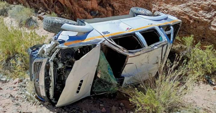 Salvados de milagro luego de desbarrancar 60 metros