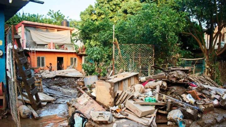 Al no recibir apoyo, maestros arriesgan su vida para salir de zona devastada en Veracruz