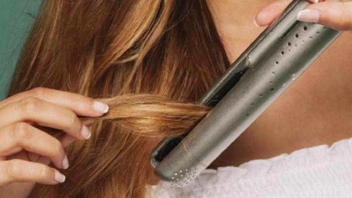 Cómo es el truco para limpiar la planchita de pelo y dejarla como nueva