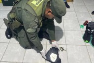 Pasajero de un micro llevaba cocaína oculta en las zapatillas y terminó preso
