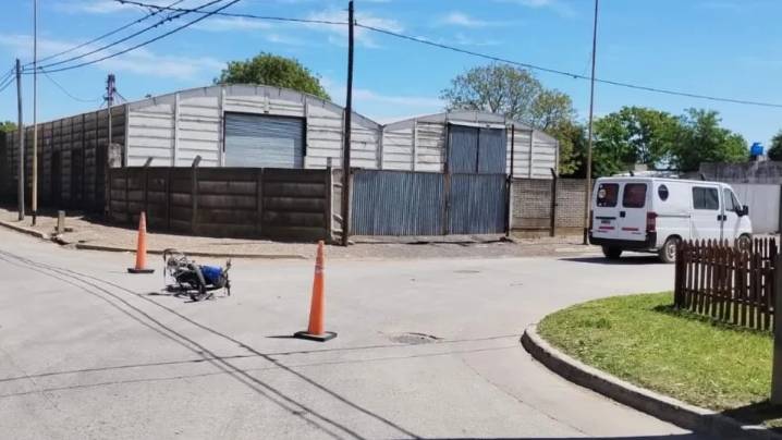 EN ROCA E INDUSTRIA. Chocaron un utilitario y una moto: la joven que guiaba el rodado menor resultó lesionada