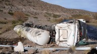 Vuelco en la Ruta 242: Un camionero resultó herido y se investiga un posible derrame de aceite