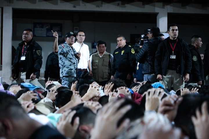 Presidente José Jerí lidera operación Ciclón en penales del país
