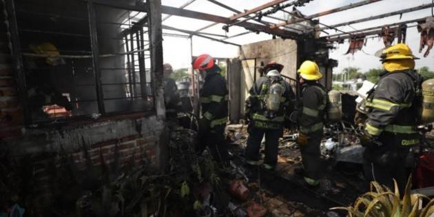 Bomberos controlan incendio en colonia Huentitán el Alto
