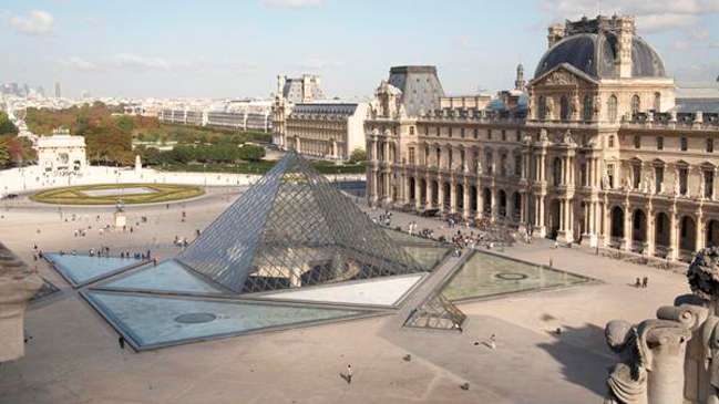 Un robo en el Louvre, sin heridos, lleva al cierre del museo durante el día