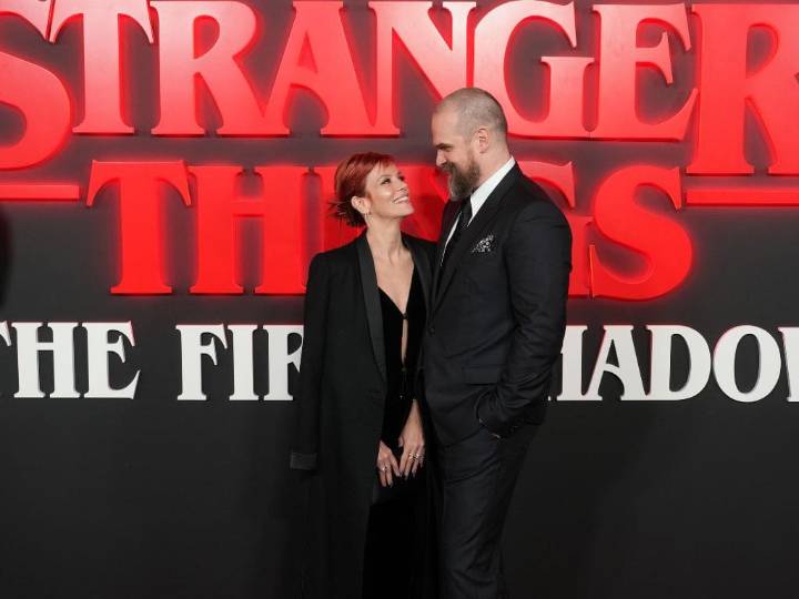 Escándalo en Hollywood: cantante revela infidelidad de estrella de Stranger Things en nuevo disco