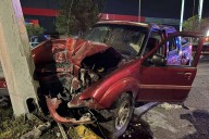 Conductor presuntamente ebrio se impacta contra base de semáforo en Saltillo; una mujer resulta lesionada